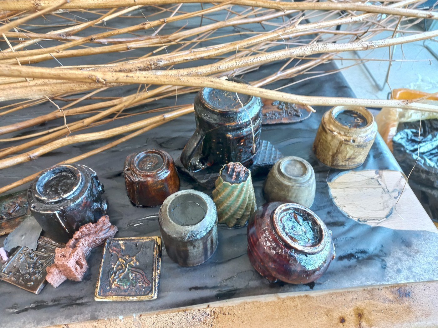 Hemp stems and lacquered vessels