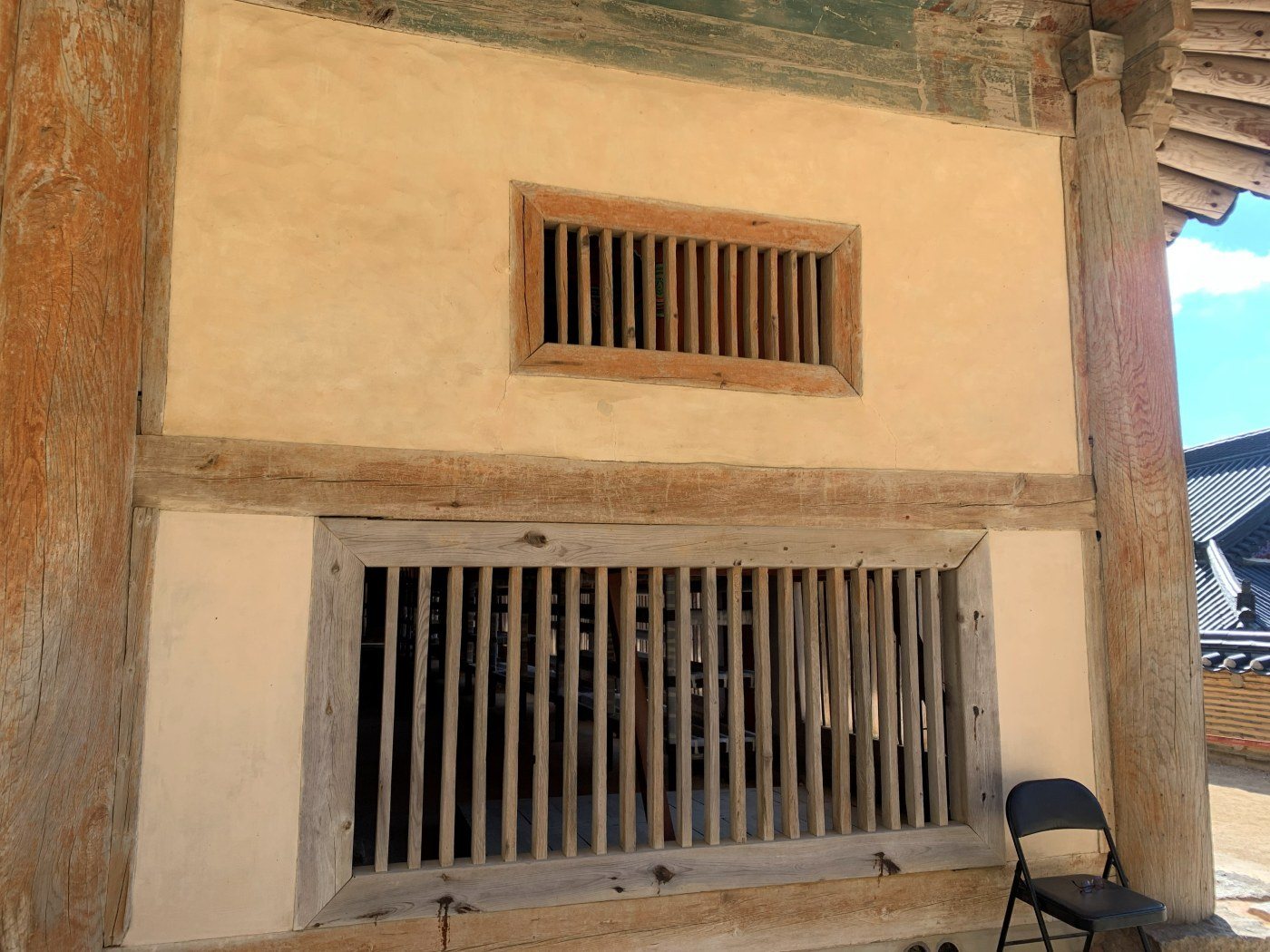 The slatted windows of the Tripitaka depository